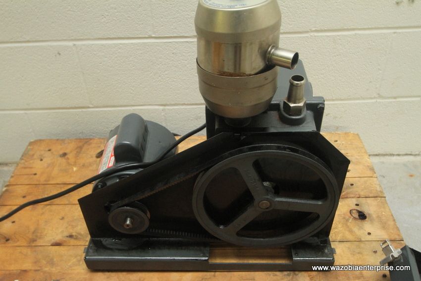 WELCH DUO SEAL VACUUM PUMP MODEL 1402  